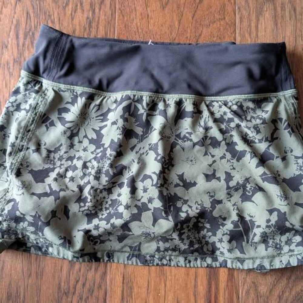 Lululemon Pace Rival Mid-Rise Skirt in a black and green floral print Size 4